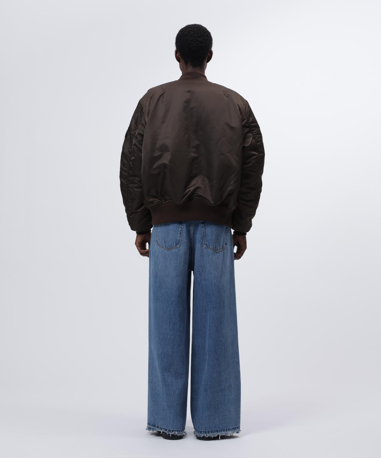 185cm C:83 W:66 H:86 着用サイズ：L